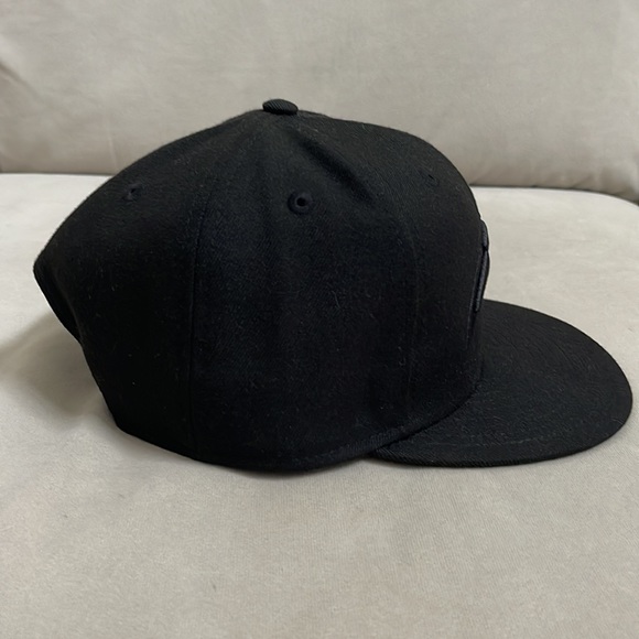 BLACK LA CHARGERS FLAT BILL HAT - Picture 2 of 4